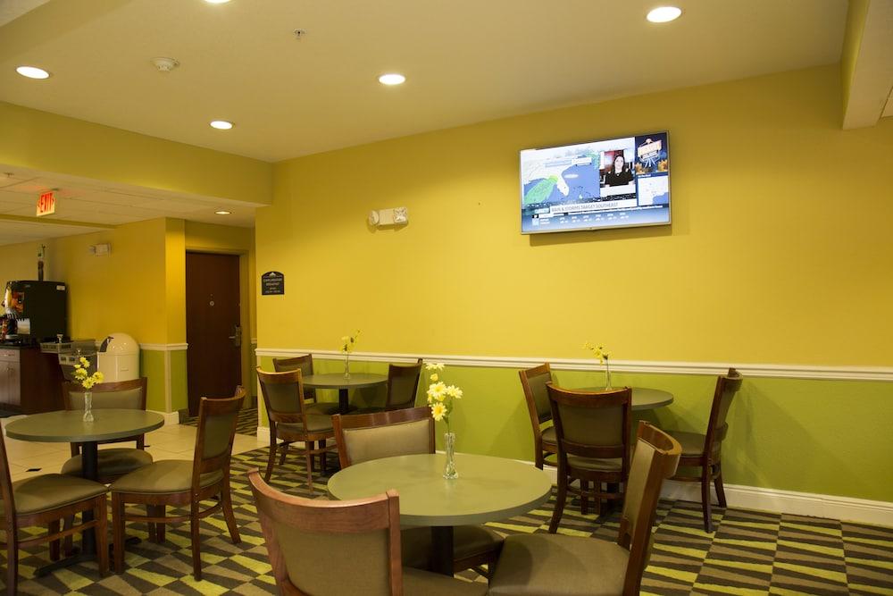 Microtel Inn & Suites By Wyndham Panama City Exterior photo