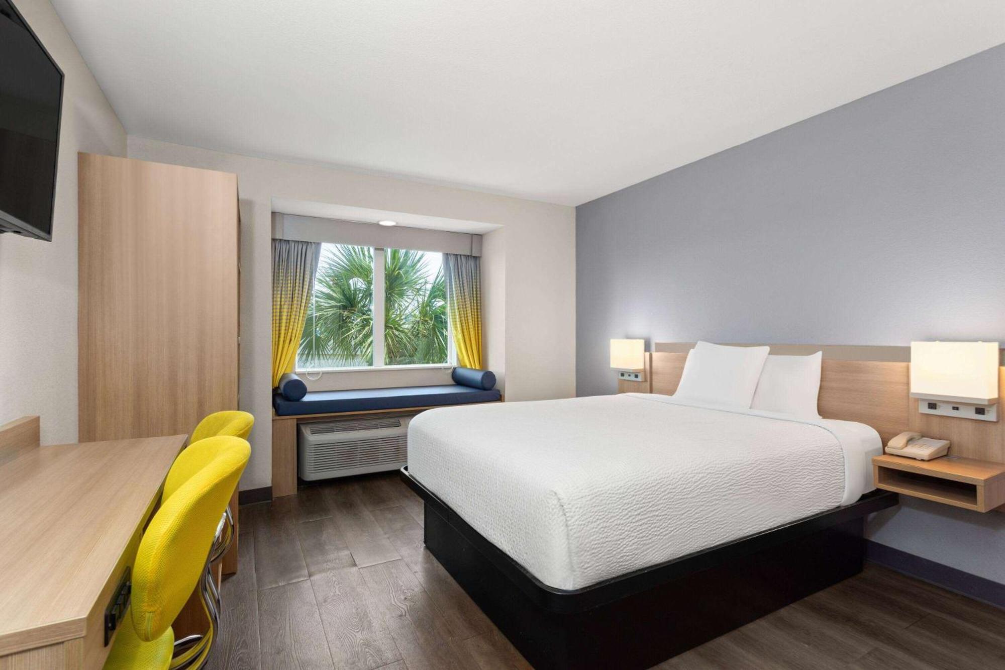 Microtel Inn & Suites By Wyndham Panama City Exterior photo