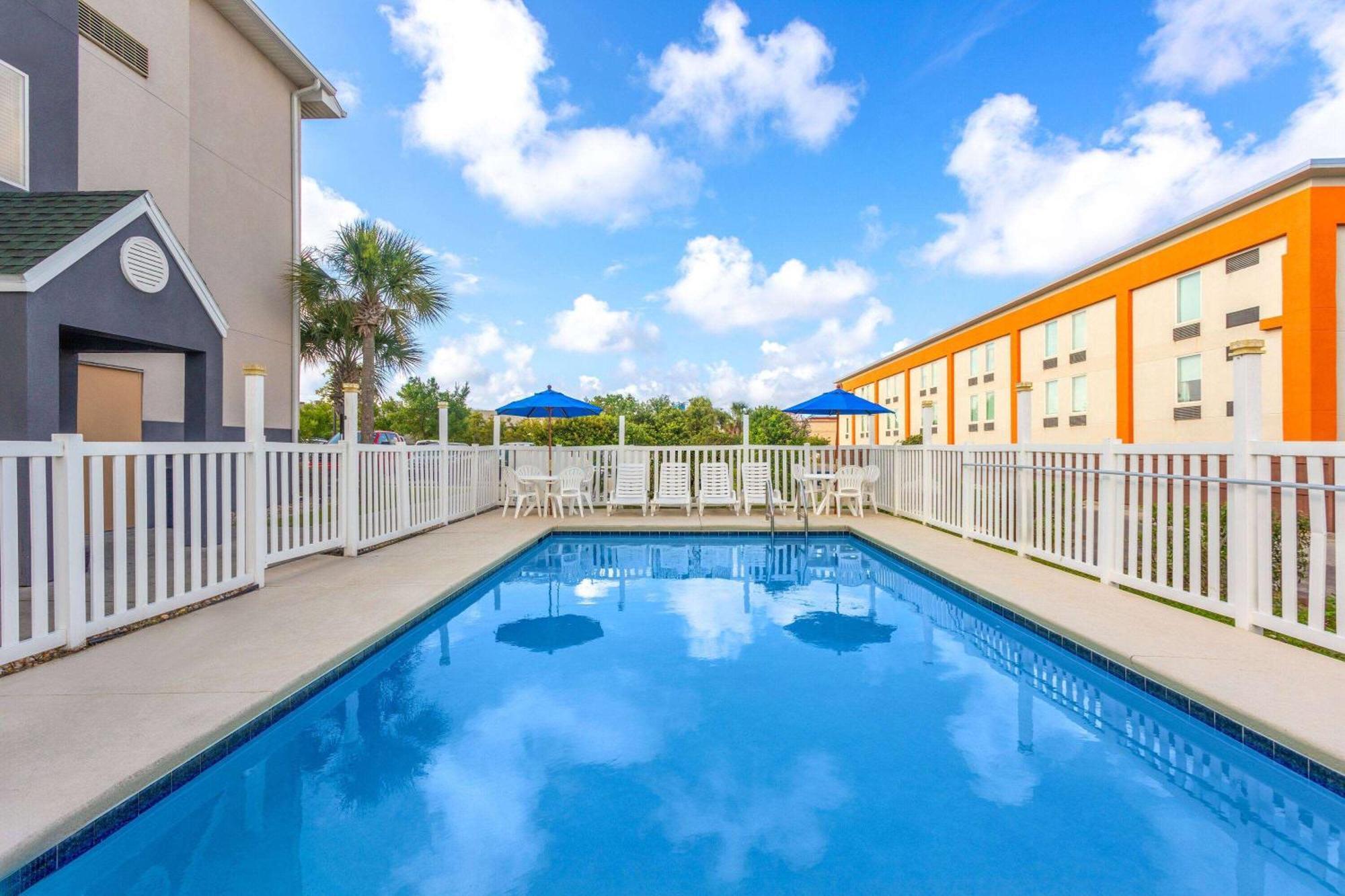 Microtel Inn & Suites By Wyndham Panama City Exterior photo